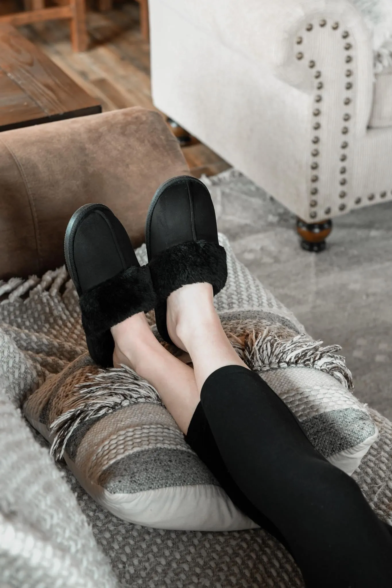 Black Snooze Fuzzy Slippers